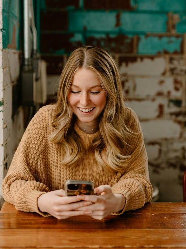 Woman reading a reply at a cafe