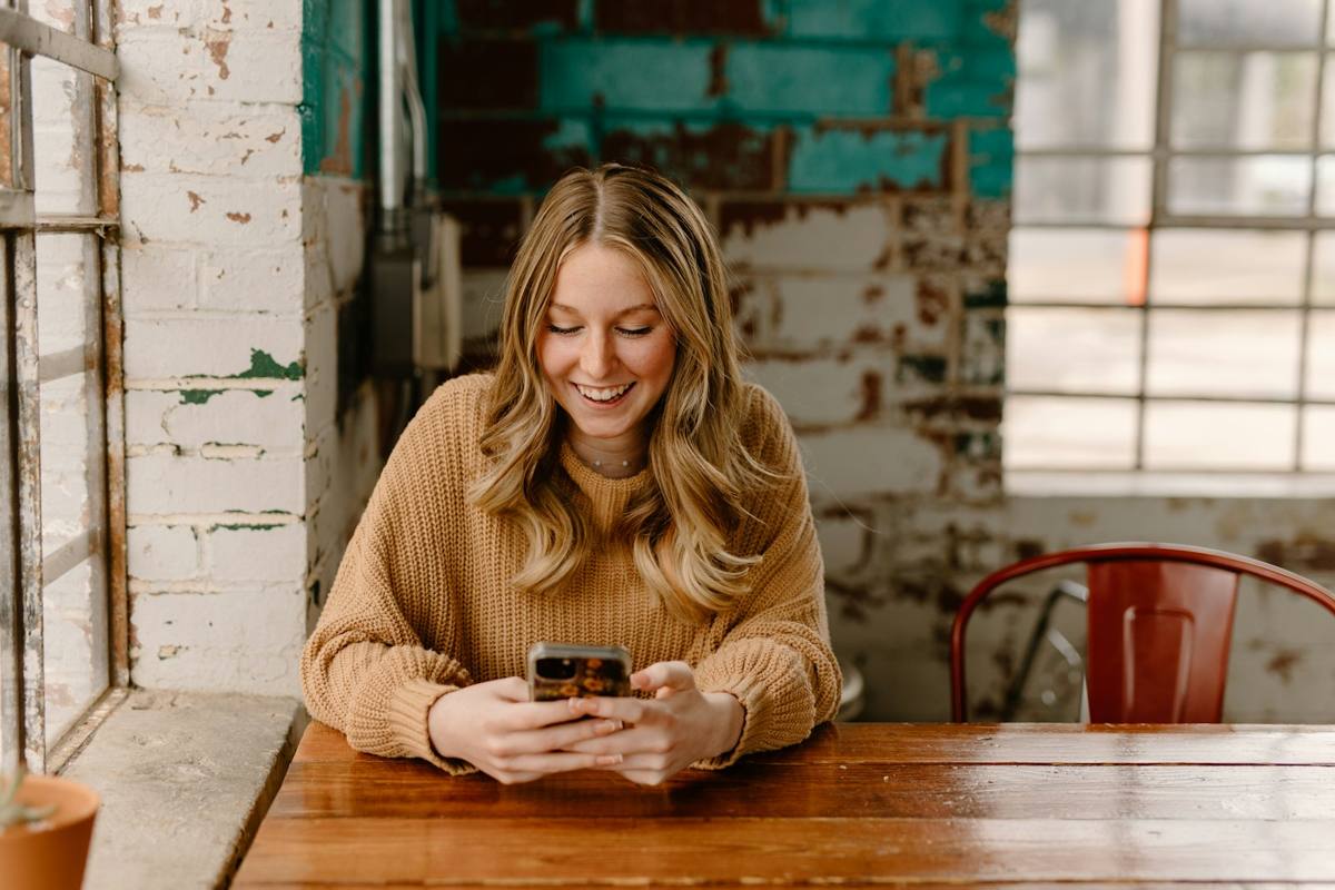Woman reading a reply at a cafe